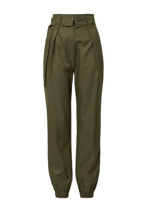 Spodnie oliwkowe o wysokim stanie, zwężane, z plisami, z pasem w tym samym kolorze z metalową klamrą w kształcie koła oraz z elastycznymi mankietami przy kostkach.