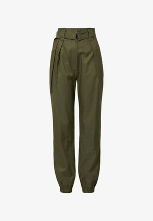 Spodnie oliwkowe o wysokim stanie, zwężane, z plisami, z pasem w tym samym kolorze z metalową klamrą w kształcie koła oraz z elastycznymi mankietami przy kostkach.