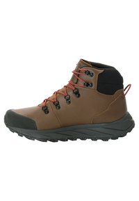 Stivale da trekking marrone con accenti neri, punta in gomma, lacci rossi e suola texturizzata progettata per la trazione. Altezza media per supporto alla caviglia.