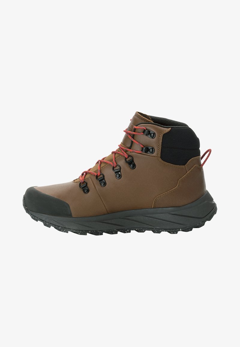 Botte de randonnée marron avec des accents noirs, protection en caoutchouc pour les orteils, lacets rouges et semelle texturée conçue pour l'adhérence. Montante pour un soutien de la cheville.