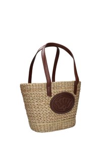 Geweven stro stoffen tas met bruine leren accenten. Heeft twee handvatten en een ronde leren patch met een reliëfontwerp aan de voorkant.