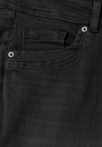 Mustat farkut klassisella istuvuudella, joissa on pieni etutasku, hopeanväriset metalliosat ja hienovaraiset tikkauskoristeet.