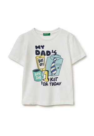 Biała dziecięca koszulka z ilustracjami kubka do kawy, telefonu, koszuli i krawata oraz napisem "Zestaw mojego taty numer 1 na dziś."