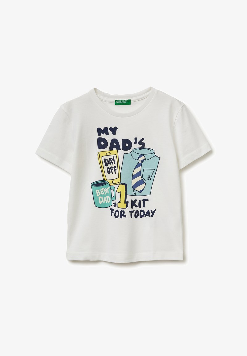 Camiseta blanca para niños con ilustraciones de una taza de café, un teléfono, una camisa y una corbata, con el texto "El kit n.º 1 de mi papá para hoy."