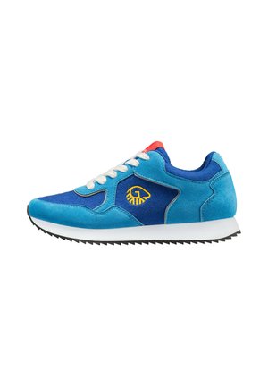 Blauwe en turquoise sneaker met witte veters, rode tonglip, witte zool, zwart loopvlak en geel logo op het zijpaneel.