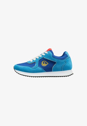 Blauer und türkisfarbener Sneaker mit weißen Schnürsenkeln, roter Zungenlasche, weißer Sohle, schwarzer Laufsohle und gelbem Logo auf der Seitenwand.