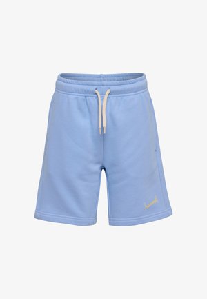 Lyseblå afslappede shorts med elastisk talje og hvid snor, der har et lille gult skriftslogo nær kanten på det venstre ben.