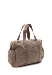 Beige sporttas gemaakt van textuurstof met een gewatteerd ontwerp, twee stevige handvaten, een zijvak en subtiele patronenaccenten.