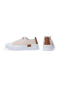Beige Leder-Sneaker mit weißen und braunen Akzenten, ausgestattet mit einer strukturierten Gummisohle und einem runden Schnürdesign. Flacher Absatz, minimalistischer Stil.