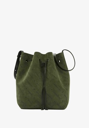 Grüne Wildleder-Bucket-Bag mit einem schwarzen Ledertragegurt, Zugverschluss und geprägtem Logomuster. Runde Griff für vielseitigen Transport.
