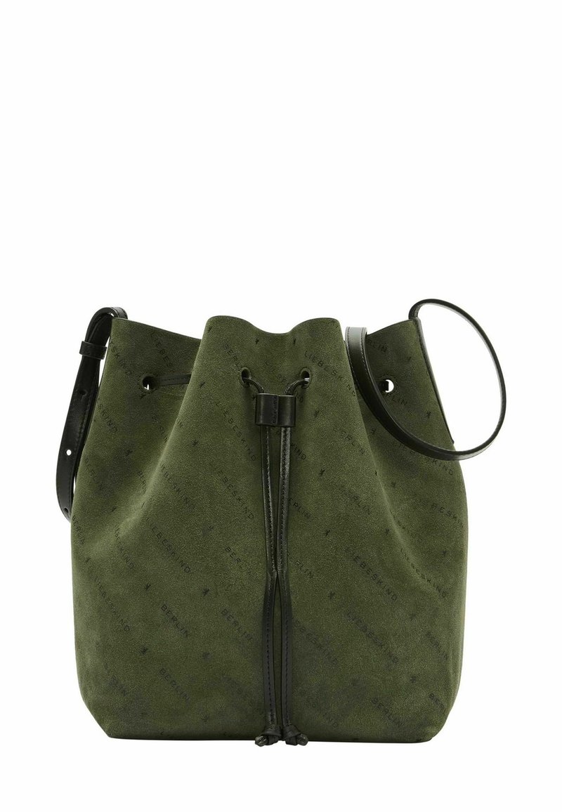 Grüne Wildleder-Bucket-Bag mit einem schwarzen Ledertragegurt, Zugverschluss und geprägtem Logomuster. Runde Griff für vielseitigen Transport.