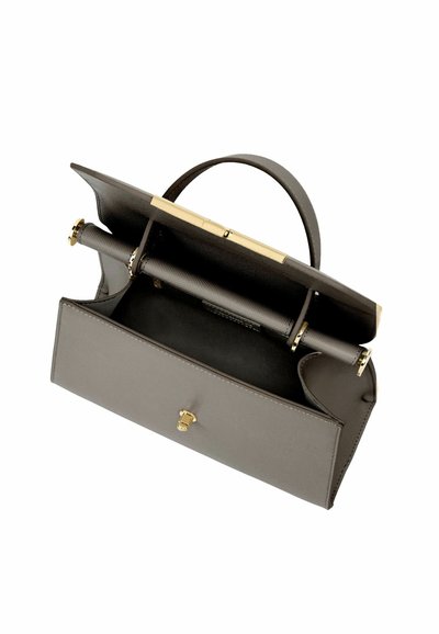 Siva usnjena torbica z zlatimi dodatki, zgornjim ročajem in odprtim poklopcem, ki razkriva prazen notranji predal in strukturirano zasnovo.