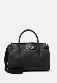 Sort læderhåndtaske med to øverste håndtag, justerbar rem og sølvfarvet logo-detalje. Glat tekstur, rektangulær form. Holdbart og stilfuldt design.