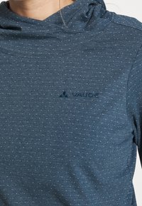 Námořnická modrá dlouhá košile s rolákem, s textured povrchem s malými bílými tečkami a tmavě modrým logem VAUDE.