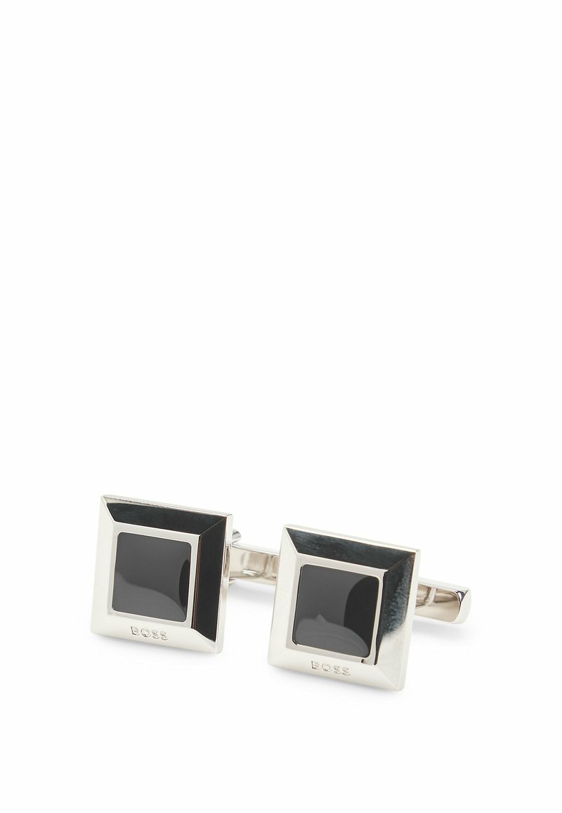 Boutons de manchette carrés en argent avec un incrustation noire, texture lisse et design angulaire. Gravé 'BOSS' à la base.