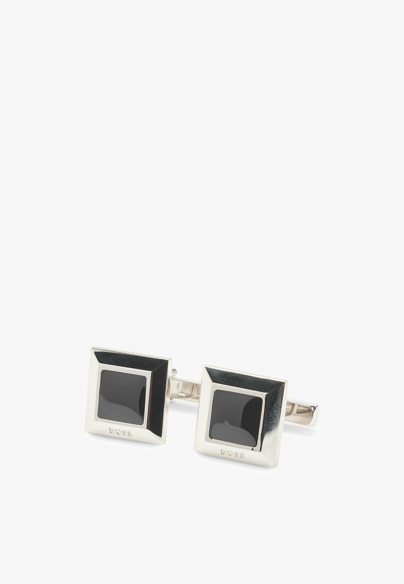 Gemelli in argento quadrati con inserti neri, texture liscia e design angolare. Incisi con la scritta 'BOSS' alla base.