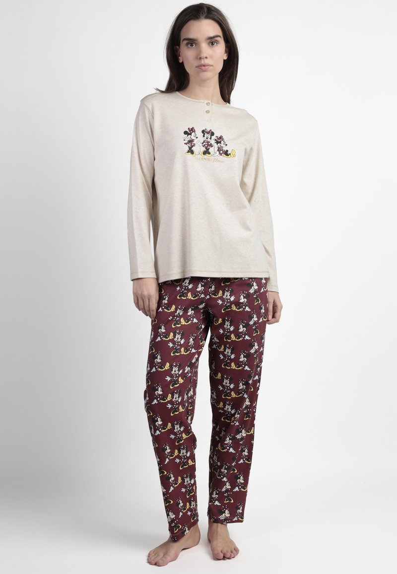 Camiseta de pijama de manga larga color crema con tres botones y un gráfico de dibujos animados, acompañada de pantalones de pijama burdeos con un patrón de personajes divertido.