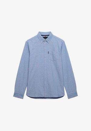 Blaues Hemd mit Knopfleiste und rosa senkrechten Streifen, langen Ärmeln, einer Brusttasche auf der linken Seite und einem Button-Down-Kragen.