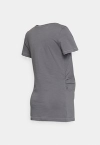 T-shirt cinza de mangas curtas, material de algodão macio, gola redonda simples e detalhe de franzido nas laterais, com costura limpa ao longo das bordas.