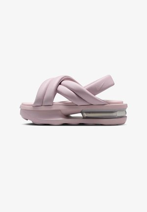 Vaaleanpunainen Nike-sandaali, jossa paksut pehmustetut ristikkäiset hihnat, slingback-nauha, paksu pohja ja näkyvä ilmatyyny kantapäässä.