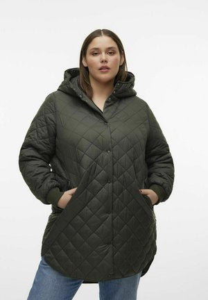 Vihreä olivinvärinen päällystakki, jossa on huppu, napit edessä ja sivutaskut; ominaisuuksiin kuuluu ribbikuvioiset hihansuut ja pidempi takaosa.