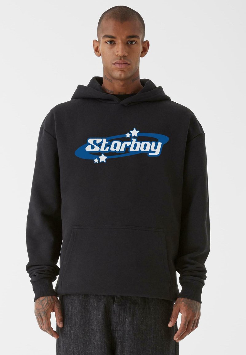 Sudadera negra con un gráfico azul de "Starboy" y estrellas. Confeccionada con un material suave, cuenta con un bolsillos frontal y puños acanalados.