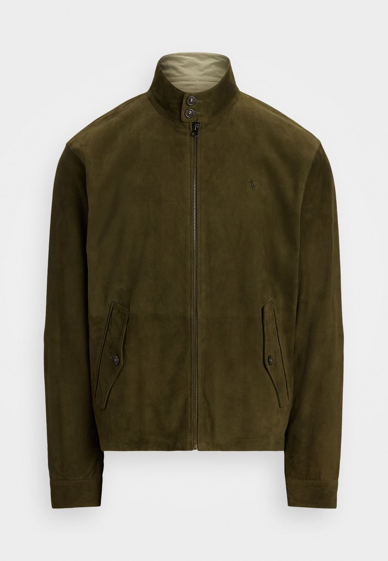 Giacca in suede verde oliva con colletto alto, zip frontale, due tasche laterali angolate con bottoni e un logo discreto sul petto.