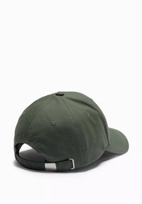 Dunkelgrüner Baseballcap aus weichem Stoff, mit einem gebogenen Schirm, verstellbarem Riemen mit metallischen Beschlägen und genähten Belüftungslöchern.