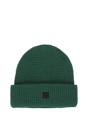 Dunkelgrüne, gestrickte Mütze mit umgeschlagenem Umschlag und kleinem schwarzem quadratischem Logo-Aufnäher in der vorderen Mitte des Umschlags.
