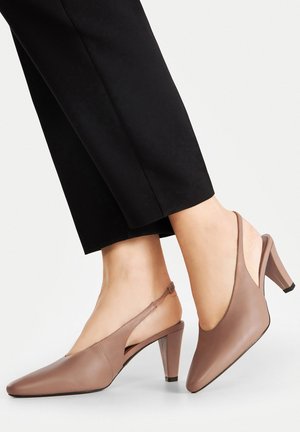 Tacones slingback de cuero marrón con puntera puntiaguda y un tacón de 3 pulgadas, que presentan un diseño recortado en los laterales y un acabado texturizado.