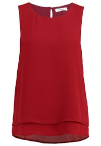 Blouse rouge sans manches avec encolure ronde, fermeture par bouton en forme de trou de serrure dans le dos, et détail d'ourlet superposé.