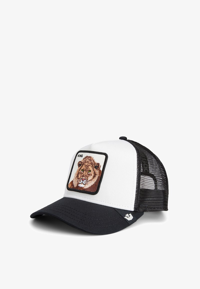 Gorra de camionero con una parte frontal blanca, lados de malla negra y visera curva. Presenta un parche bordado de un león con el texto "REY" arriba.