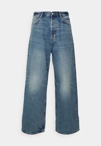 Jeans de pierna ancha en denim azul claro. Presentan una cintura alta, diseño clásico de cinco bolsillos y un ligero desvanecimiento en los muslos.