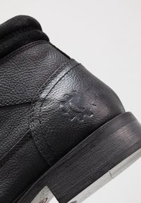 Base London Stivaletti stringati - black