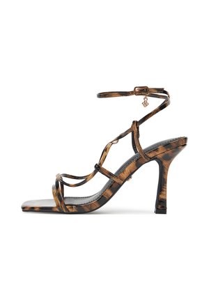 Sandał na wysokim obcasie z cienkimi czarnymi paskami i kwadratowym noskiem, wykonany w wzór żółwia.