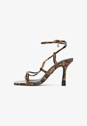 Riemchen-Sandalette mit hohem Absatz im Schildpatt-Muster, mit dünnen schwarzen Riemchen und quadratischer Zehenpartie sowie schlankem Absatz.