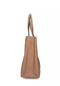 Borsa tote in pelle marrone vista di lato con due sottili manici a spalla che pendono verso l'alto su uno sfondo bianco.