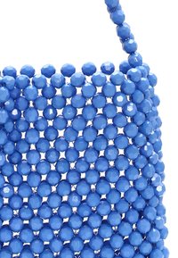 Borsa a tracolla blu decorata con perline, caratterizzata da una forma rettangolare strutturata, realizzata con perline rotonde e sfaccettate lucide, completa di un manico di perline.