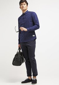 Tommy Hilfiger DENTON - Pantalones chinos - midnight