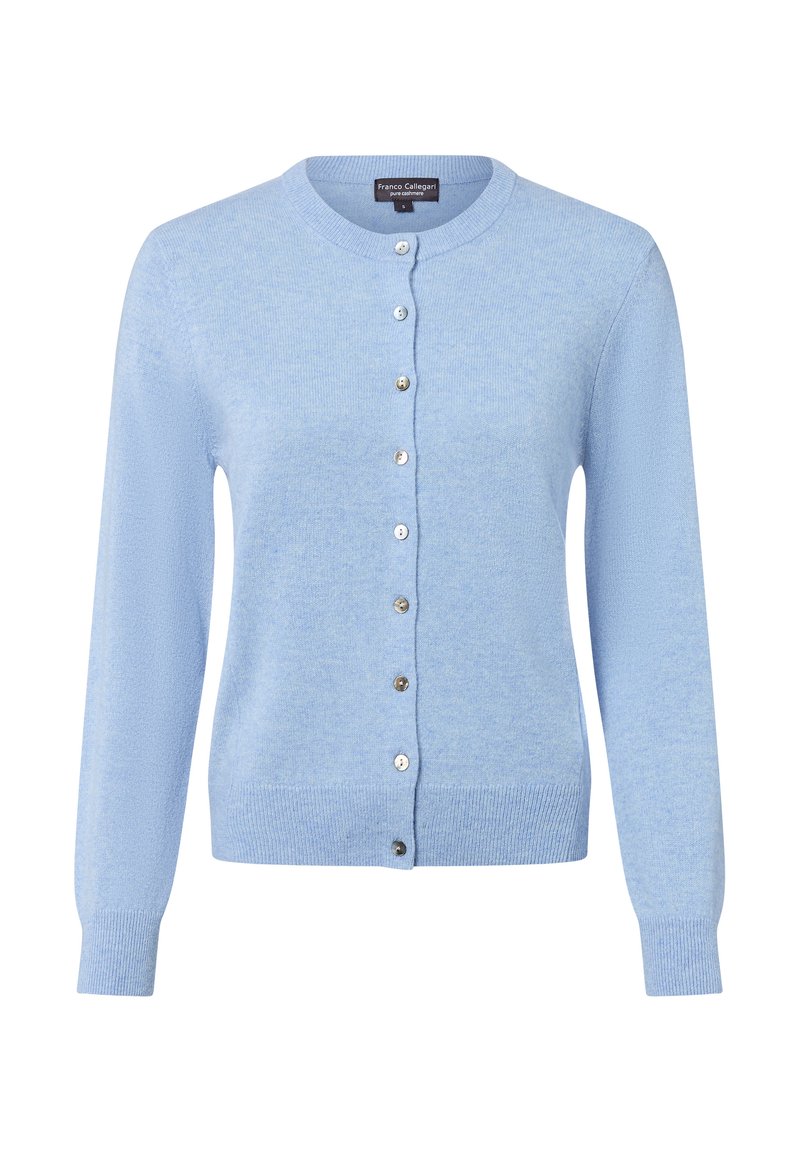 Hellblau gestrickte Strickjacke mit langen Ärmeln, rundem Ausschnitt und fünf silbernen Knöpfen auf der Vorderseite. Weicher Stoff mit gerippten Bündchen und Saum.