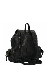 Mochila de cuero negro con un acabado texturizado, que cuenta con múltiples bolsillos con cremallera, un asa en la parte superior y correas ajustables.