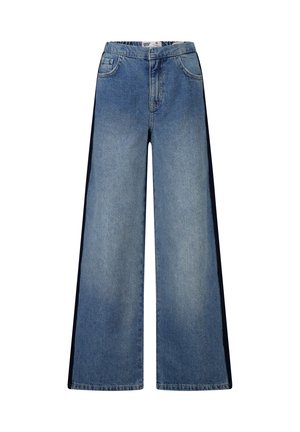 Blauwe denim jeans met wijde pijpen, donkere zijstrepen, voorzakken en riemlussen, afgebeeld tegen een witte achtergrond.