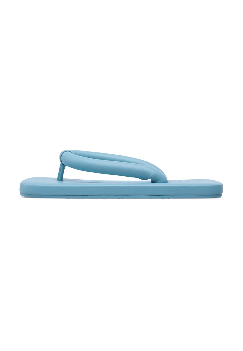 Vaaleansininen flip-flop, jossa on sileä matta viimeistely, leveä hihna ja tasapohja, suunniteltu rentoon käyttöön.
