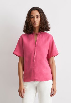 Top in lino rosa con maniche corte, dotato di scollatura a V e dettaglio con fiocco al collo. Tessuto liscio, vestibilità comoda e orlo dritto.