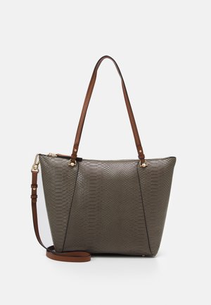 Bolso de mano de cuero sintético gris texturizado con un patrón de estampado de serpiente, con correas para el hombro marrones y detalles en hardware dorado.