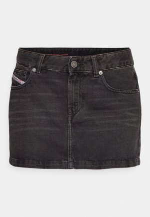 Schwarzer Jeans-Minirock mit taillierter Passform. Verfügt über fünf Taschen, einen Knopfverschluss und eine leicht abgenutzte Textur.