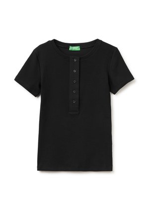Czarna prążkowana koszulka z krótkim rękawem, okrągłym dekoltem i pionową listwą z pięcioma czarnymi guzikami na środku przodu.