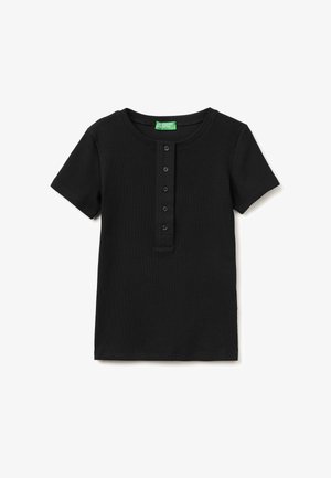 T-shirt noir à manches courtes côtelé avec col rond et une patte de boutonnage verticale comportant cinq boutons noirs au centre devant.