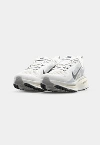 Nike Performance VOMERO 18 - Tenisice za cestovno trčanje - summit white/black/coconut milk