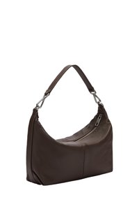 Brązowa skórzana torba na ramię o zaokrąglonym kształcie, z zamkiem błyskawicznym u góry, krótkim uchwytem oraz srebrnymi elementami ozdobnymi. Gładka faktura z widocznym przeszyciem.
